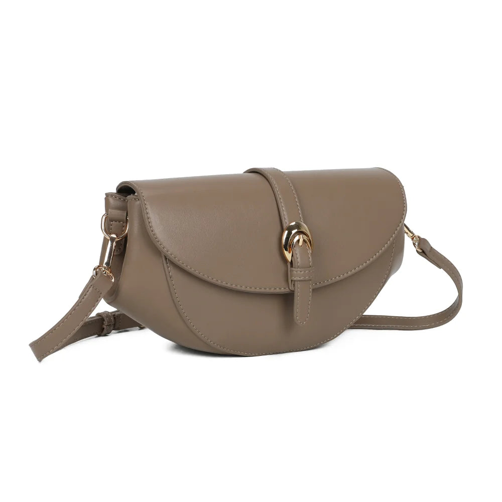 Le Merlot taupe foncé de trois quarts : silhouette demi-lune et rabat enveloppant à patte dorée – réf. KJ-62107