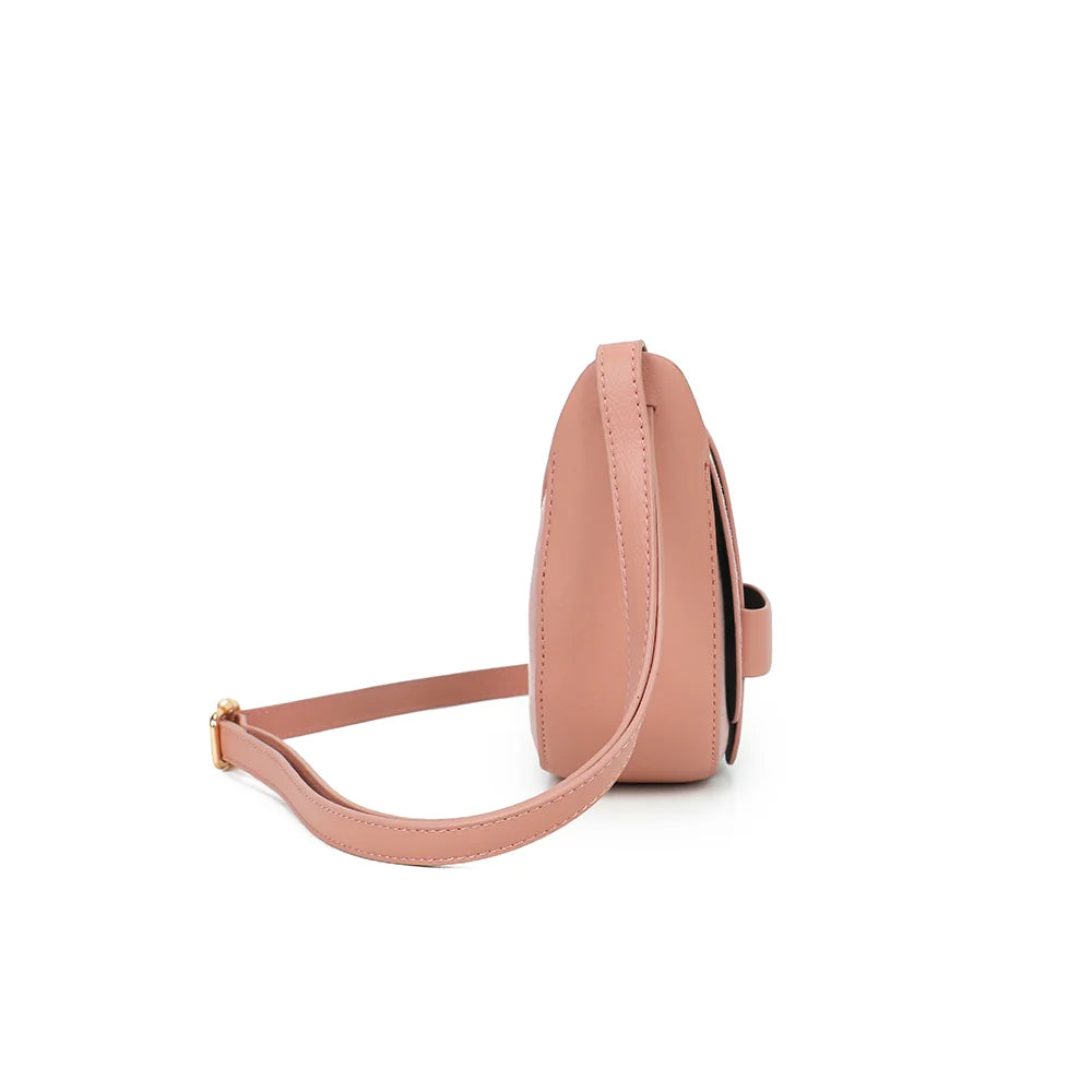 Profil du Mielia rose foncé : format fin de 6,5 cm et attache de la bandoulière sur le côté – réf. DQ-8665-1