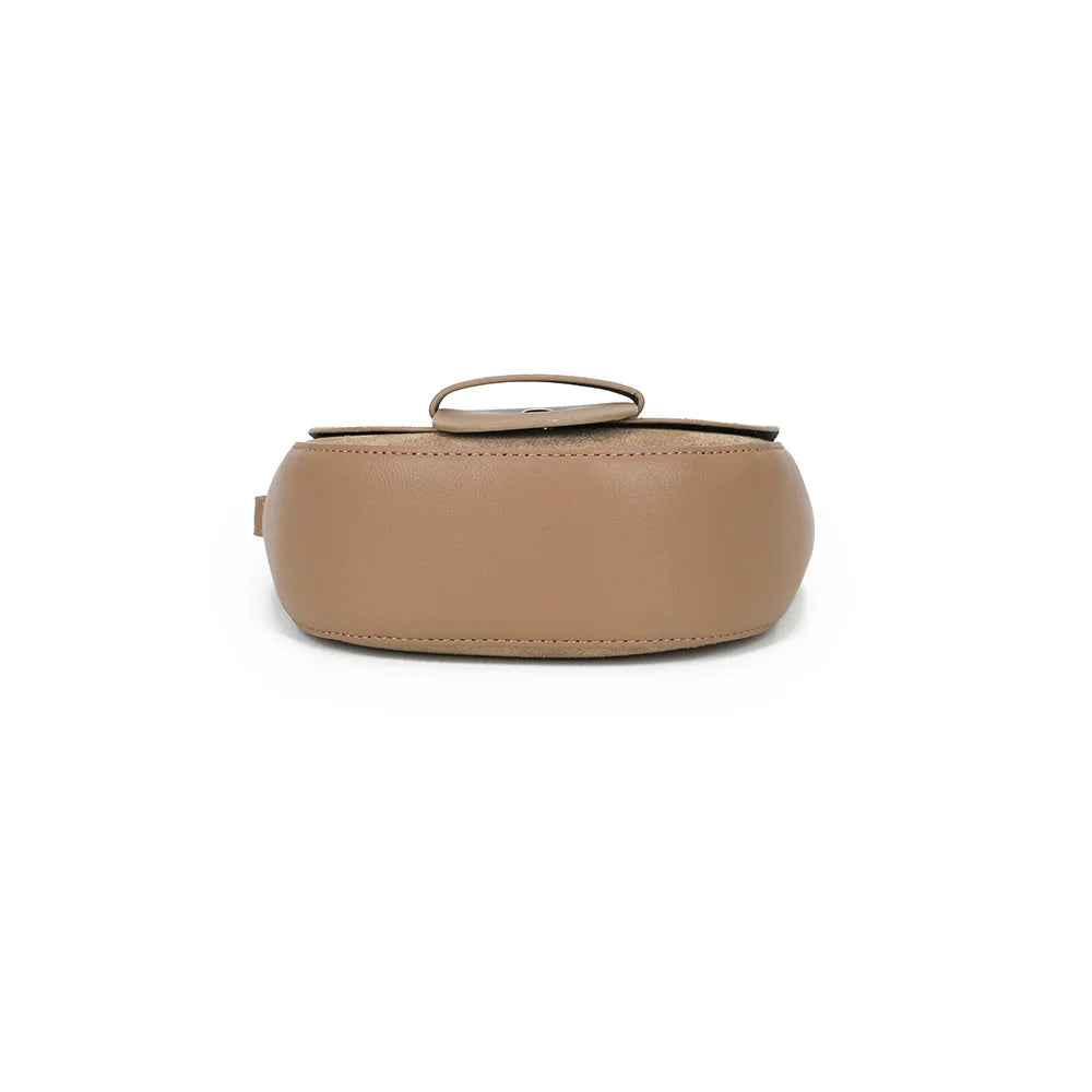 Dessous du Mielia taupe foncé, base arrondie qui dessine la silhouette demi-lune du sac – réf. DQ-8665-1