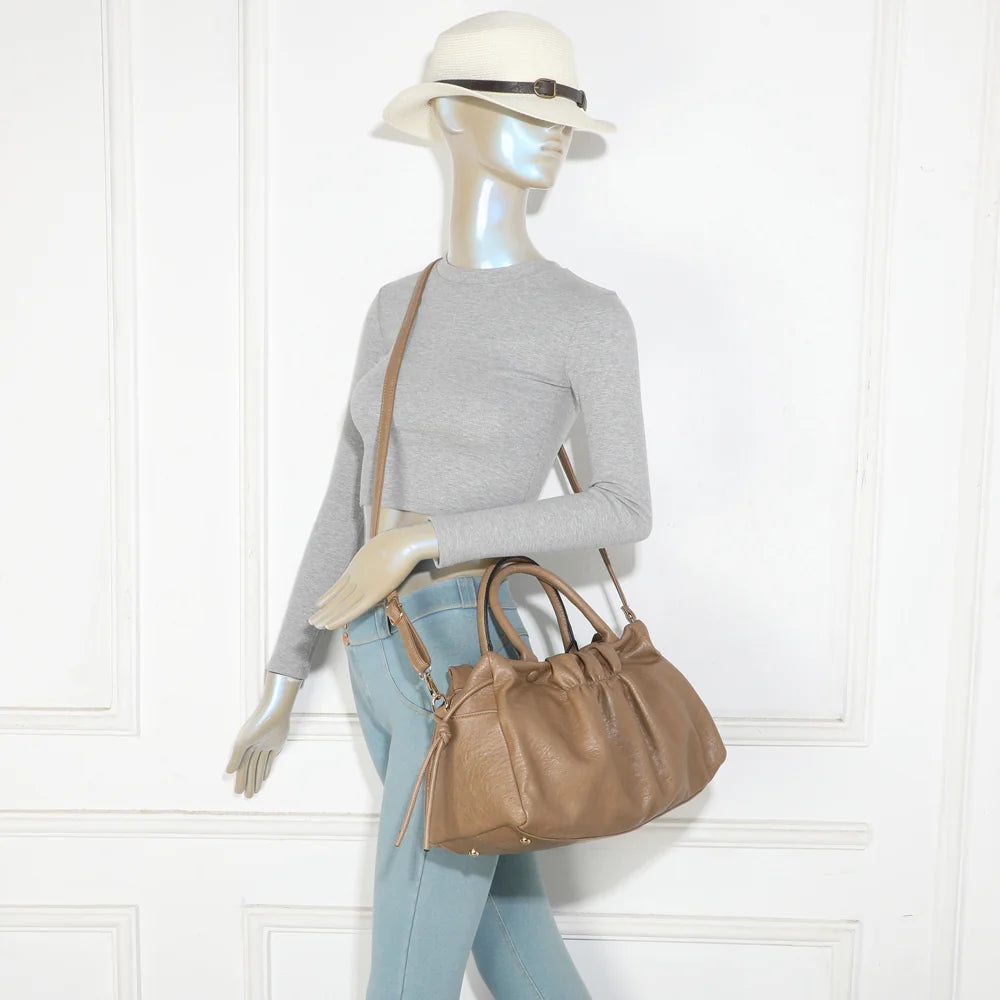 Le Minimaliste taupe foncé porté par une femme, à la main ou à l’épaule grâce à sa bandoulière – réf. DQ-8739