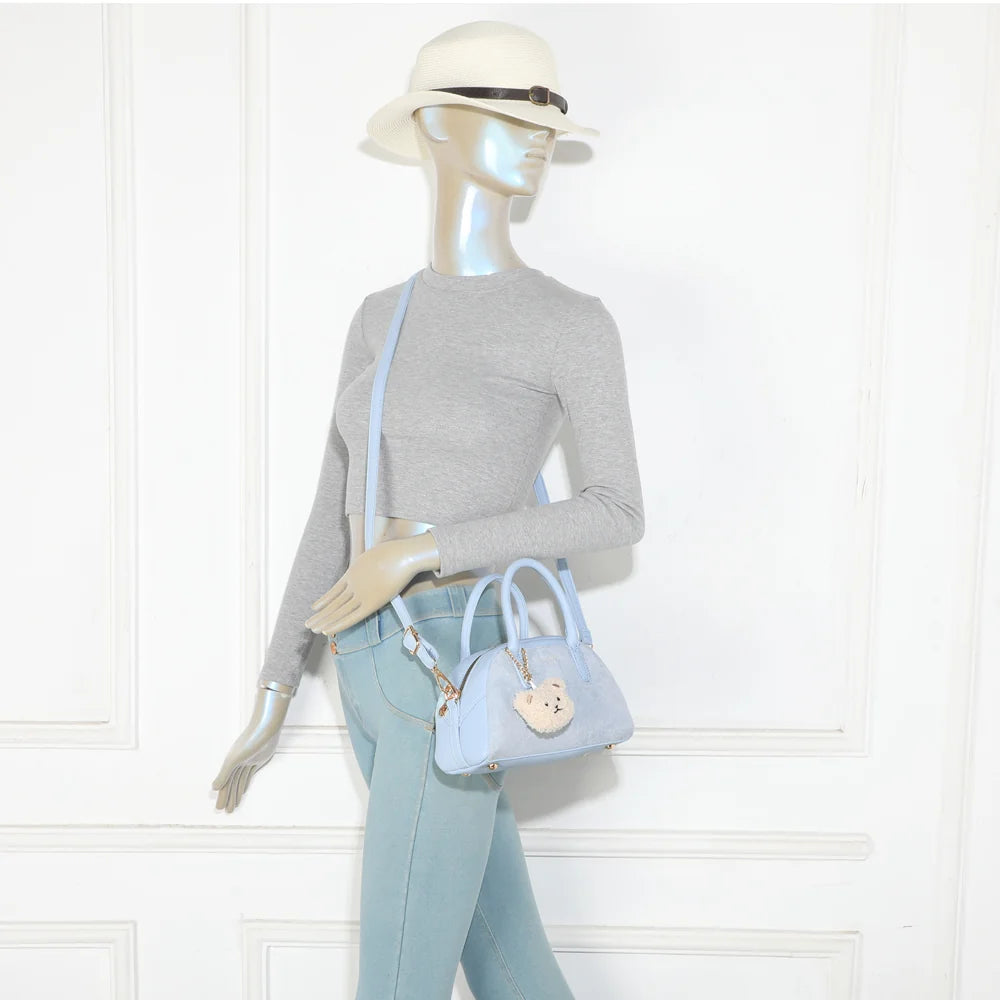 Le Mistral bleu clair porté par une femme, à la main ou avec sa bandoulière ajustable et amovible – réf. R-2070