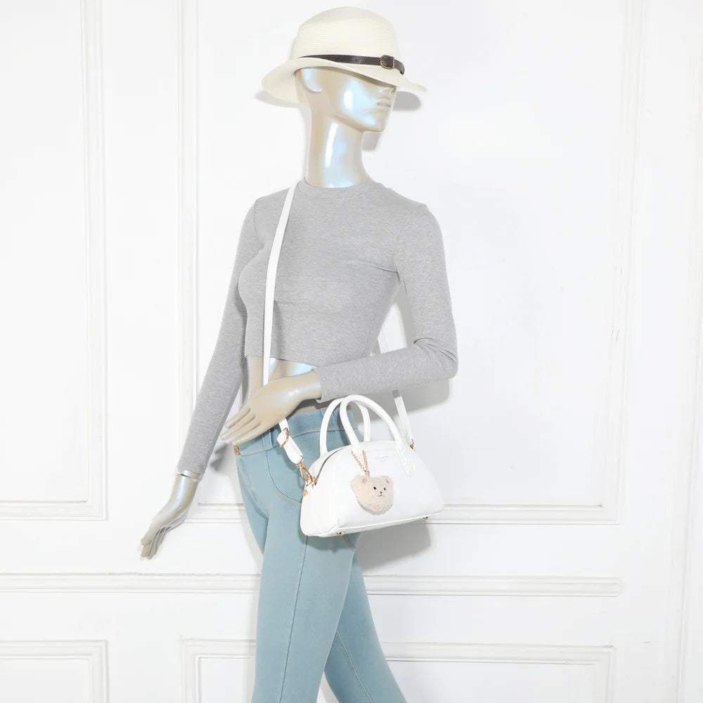 Le Mistral blanc porté par une femme, à la main ou avec sa bandoulière ajustable et amovible – réf. R-2070