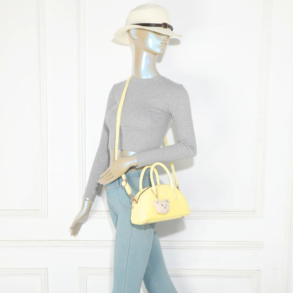 Le Mistral jaune porté par une femme, à la main ou avec sa bandoulière ajustable et amovible – réf. R-2070