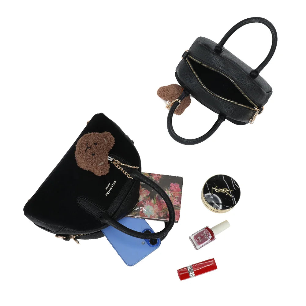 Intérieur du Mistral noir : fermeture zippée, poche zippée et place pour smartphone et maquillage – réf. R-2070