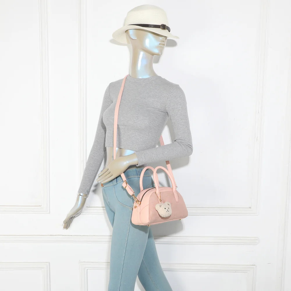 Le Mistral rose porté par une femme, à la main ou avec sa bandoulière ajustable et amovible – réf. R-2070