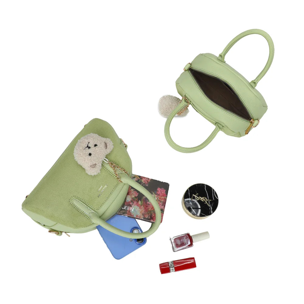 Intérieur du Mistral vert clair : fermeture zippée, poche zippée et place pour smartphone et maquillage – réf. R-2070