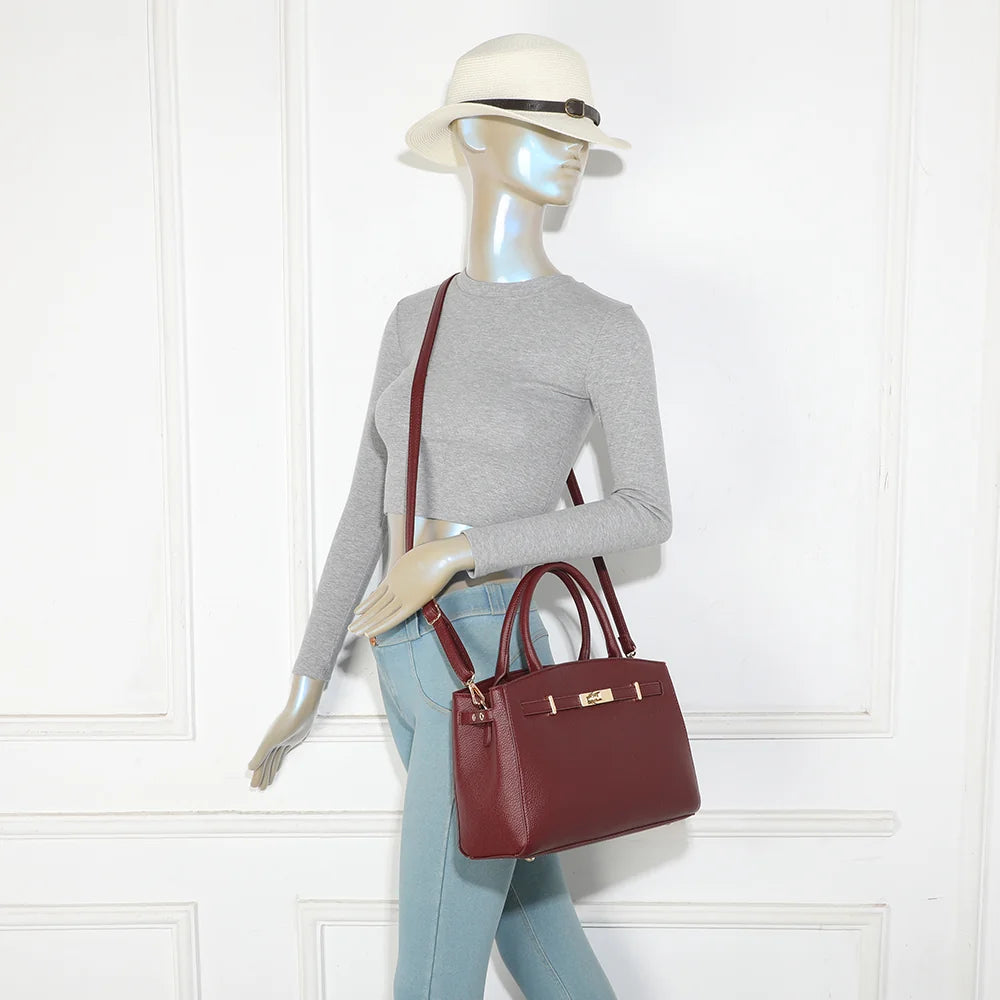 Sac à main femme Le Monceau bordeaux porté, anses arrondies et finitions métalliques dorées – réf. KJ-62097