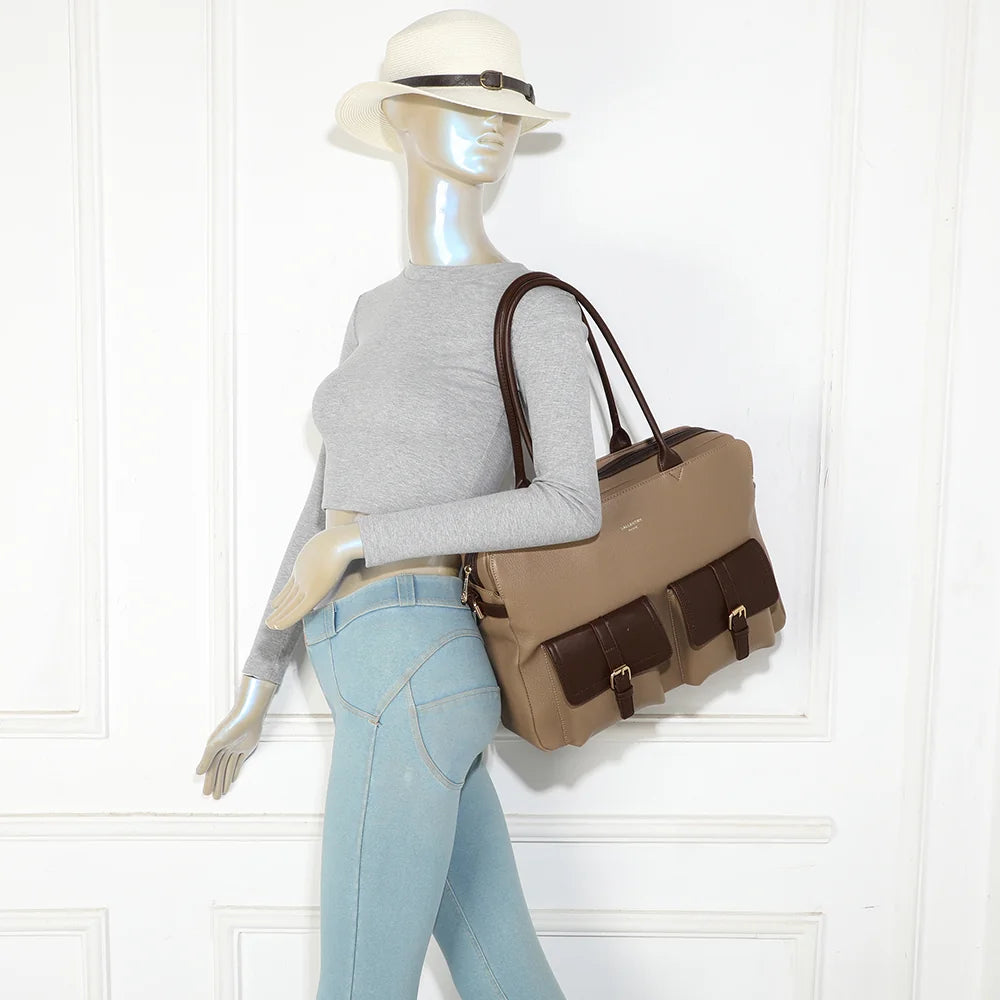 Le Monroe taupe foncé porté par une femme à l’épaule grâce à ses deux anses de 26 cm – réf. R-2055