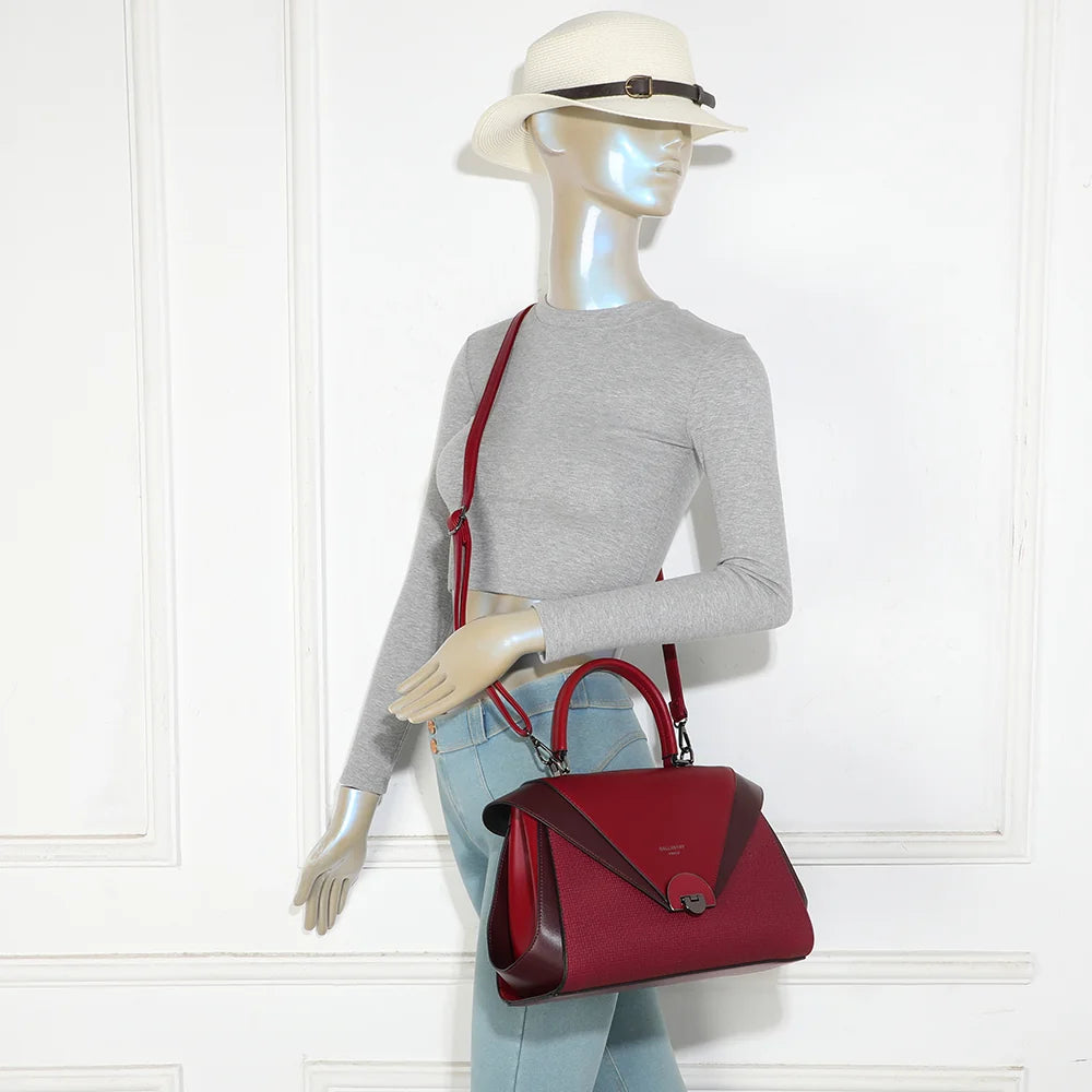 Le Montalto rouge foncé porté par une femme, à la main ou avec sa bandoulière amovible – réf. LS-76006