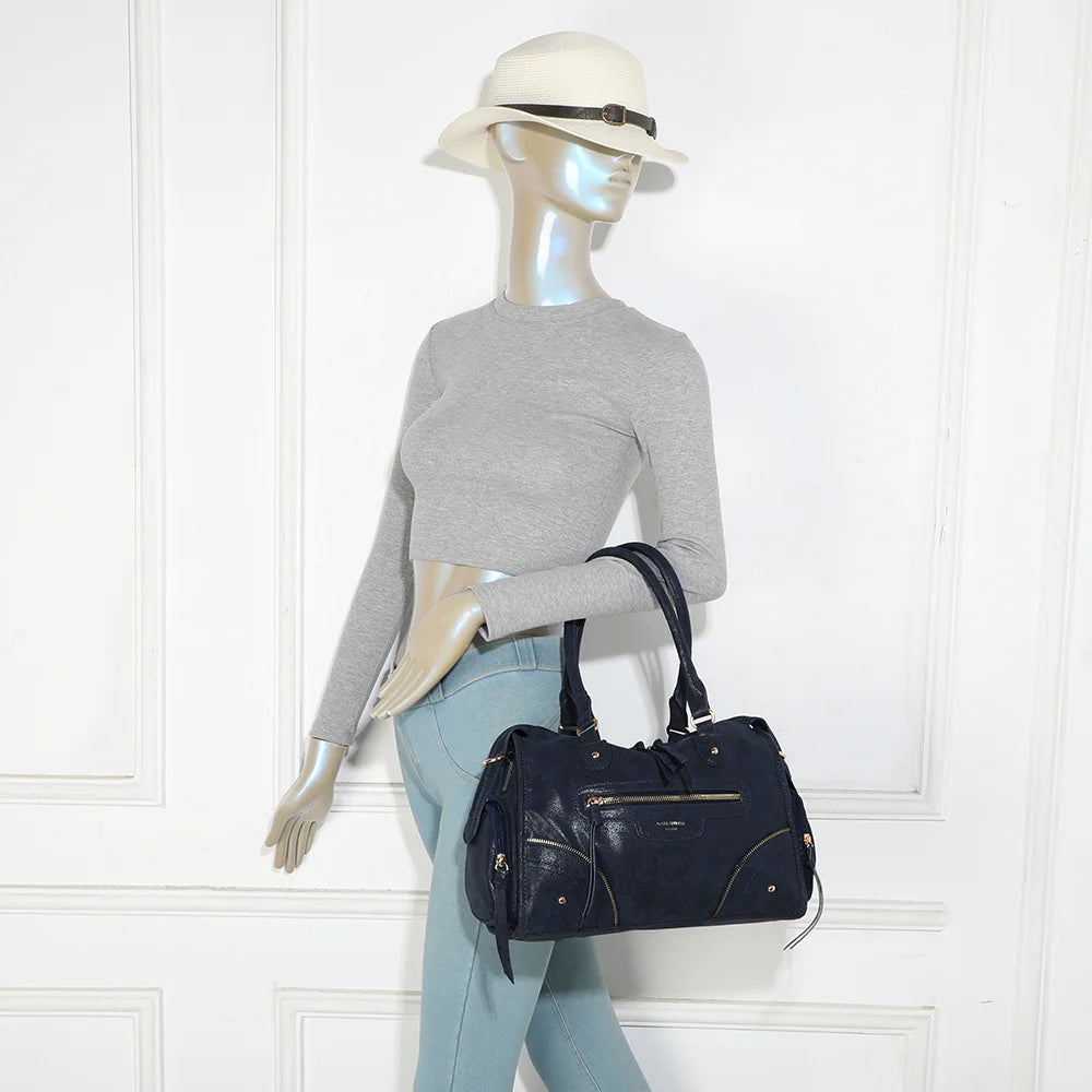 Le Montana en bleu foncé porté par une femme, à la main ou à l’épaule avec sa bandoulière amovible – réf. R-2074-1