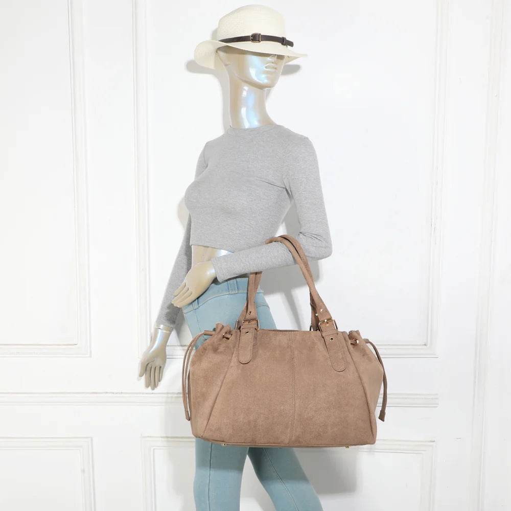 Sac porté épaule femme Le Montélia taupe foncé, porté à l’épaule grâce à ses anses de 19 cm – réf. M-62080-6