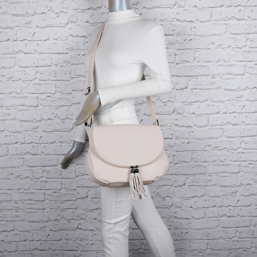 Sac bandoulière femme Le Naël beige porté à l’épaule, rabat arrondi et pompons assortis – réf. HJ-304A