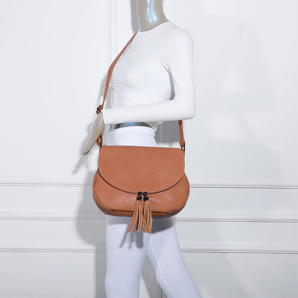 Sac bandoulière femme Le Naël rose foncé porté à l’épaule, rabat arrondi et pompons assortis – réf. HJ-304A
