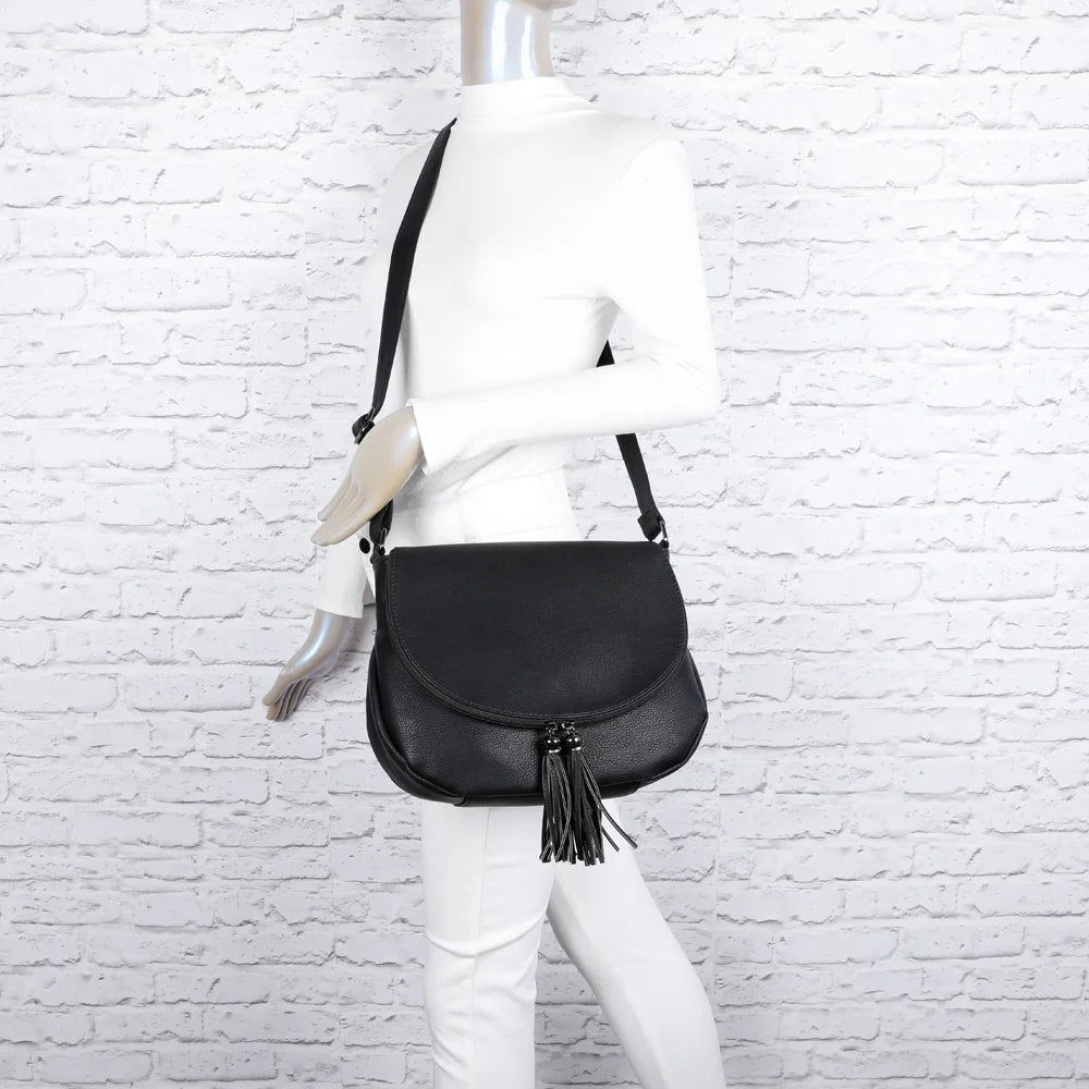 Sac bandoulière femme Le Naël noir porté à l’épaule, rabat arrondi et pompons assortis – réf. HJ-304A