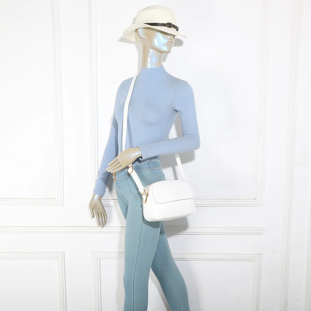Sac bandoulière femme Le Naëlia blanc porté à l’épaule, bandoulière réglable ajustée – réf. A-9137-1