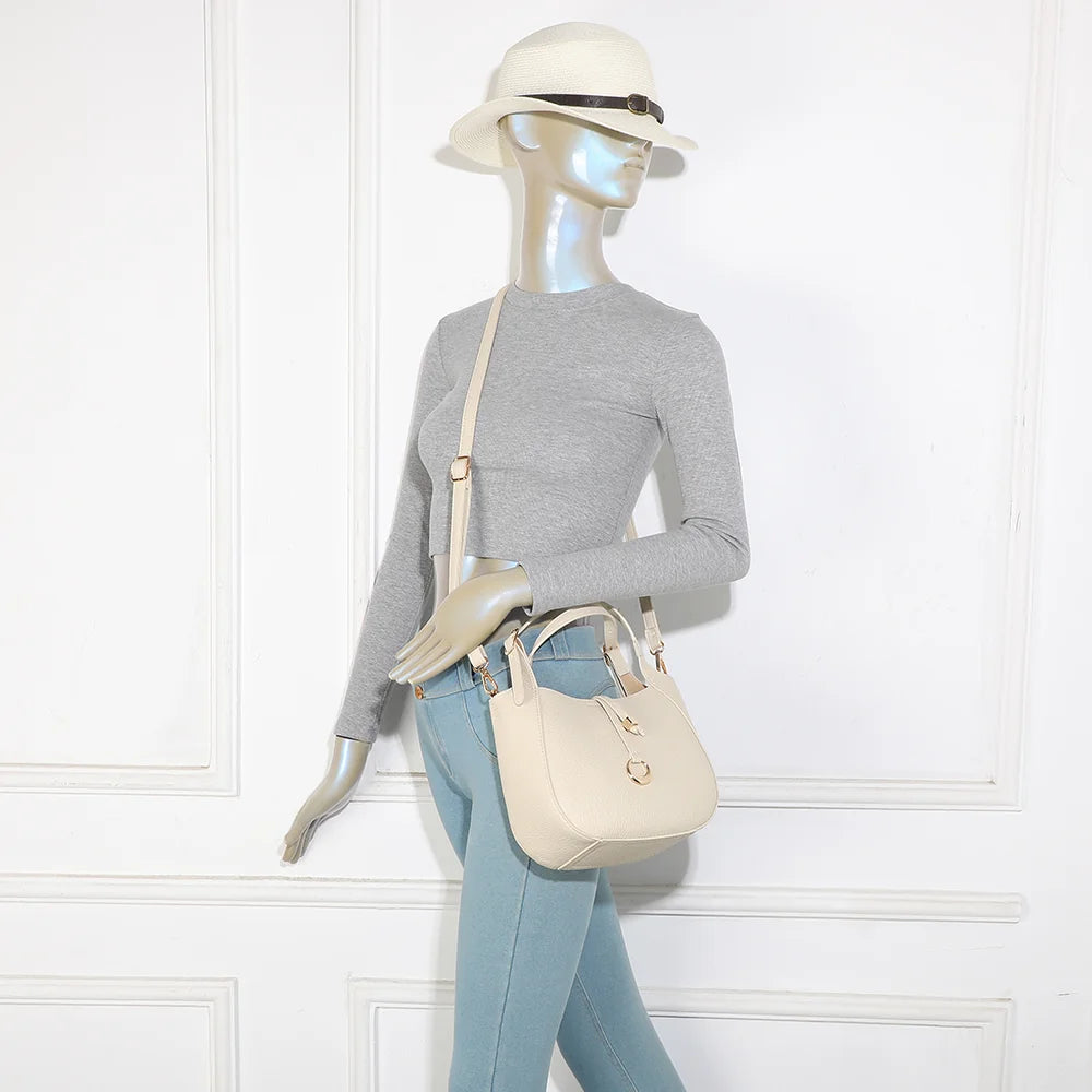 Le Nolan beige porté par une femme, sac compact à poignée réglable et bandoulière amovible – réf. KJ-62098