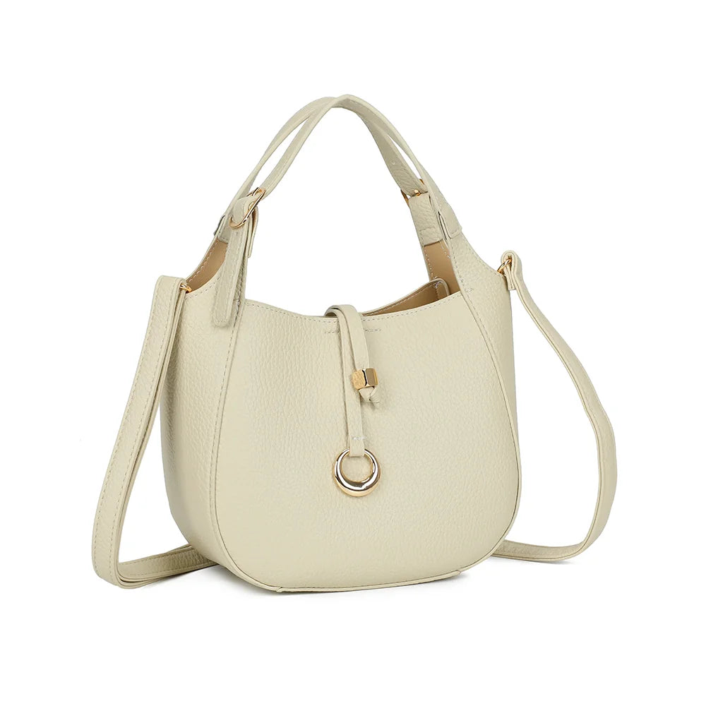 Le Nolan beige vu de trois quarts : silhouette arrondie et patte nouée à cube doré – réf. KJ-62098