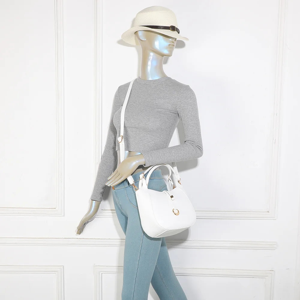 Le Nolan blanc porté par une femme, sac compact à poignée réglable et bandoulière amovible – réf. KJ-62098