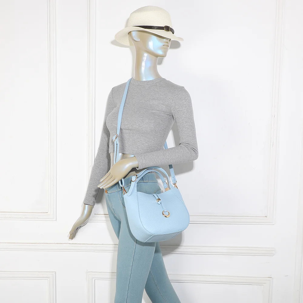 Le Nolan bleu clair porté par une femme, sac compact à poignée réglable et bandoulière amovible – réf. KJ-62098
