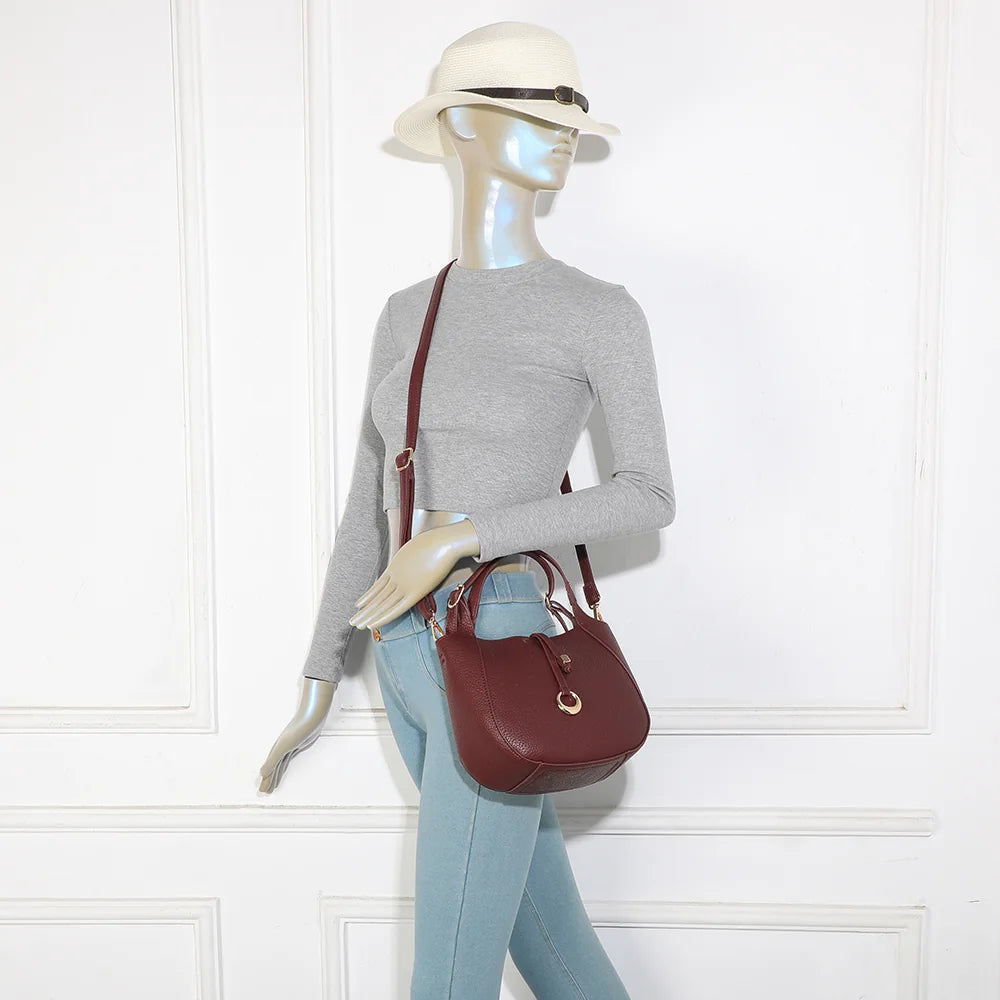 Le Nolan bordeaux porté par une femme, sac compact à poignée réglable et bandoulière amovible – réf. KJ-62098