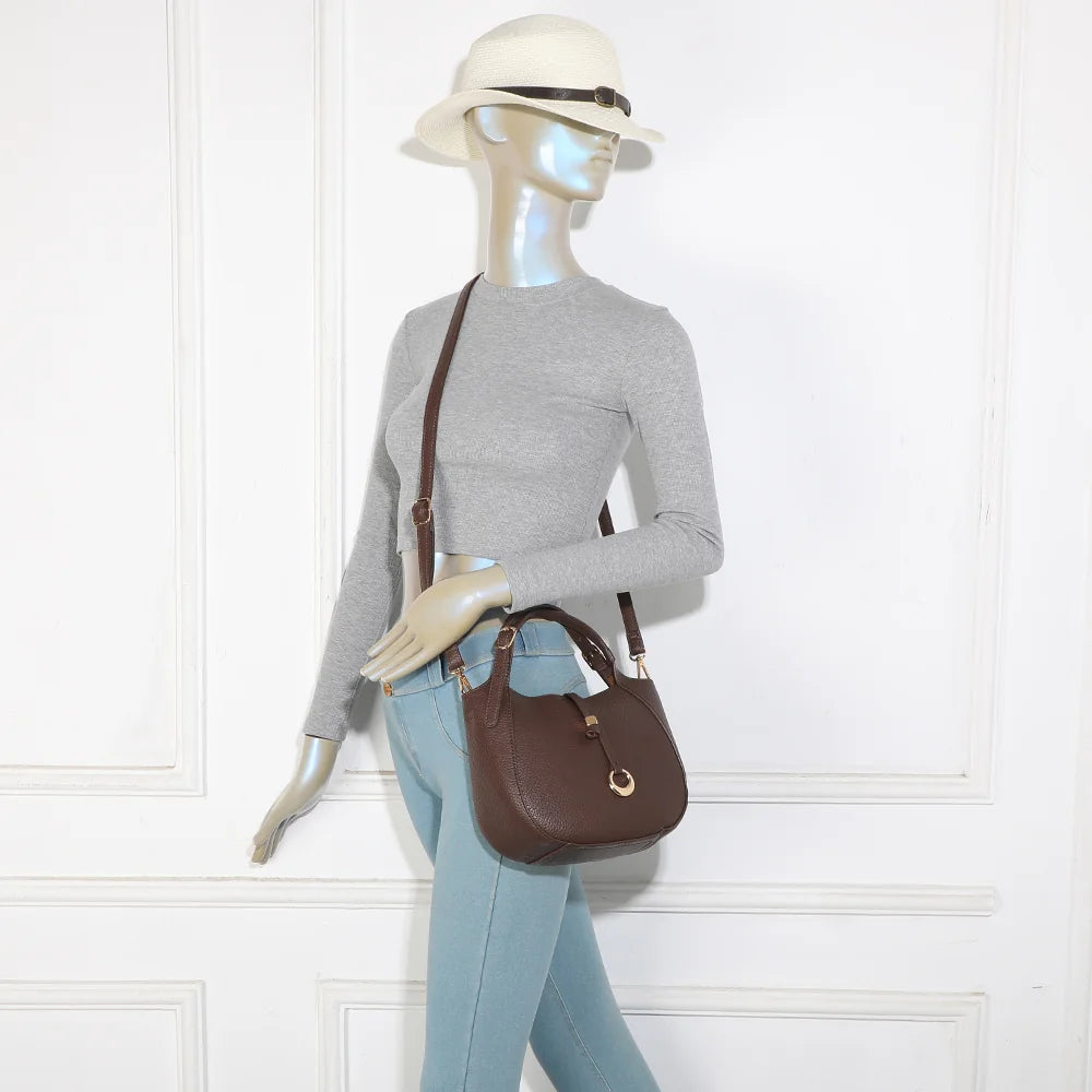 Le Nolan café porté par une femme, sac compact à poignée réglable et bandoulière amovible – réf. KJ-62098