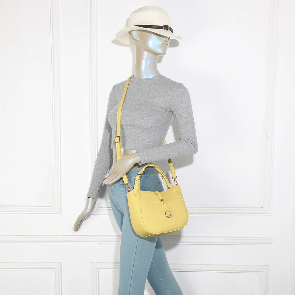 Le Nolan jaune porté par une femme, sac compact à poignée réglable et bandoulière amovible – réf. KJ-62098