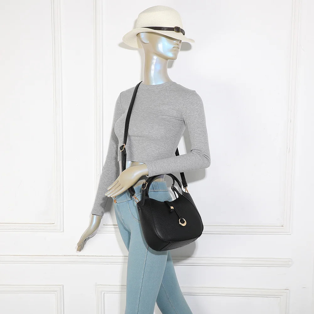 Le Nolan noir porté par une femme, sac compact à poignée réglable et bandoulière amovible – réf. KJ-62098