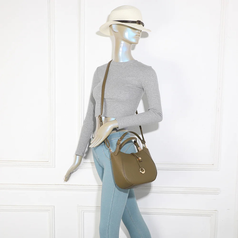 Le Nolan vert foncé porté par une femme, sac compact à poignée réglable et bandoulière amovible – réf. KJ-62098