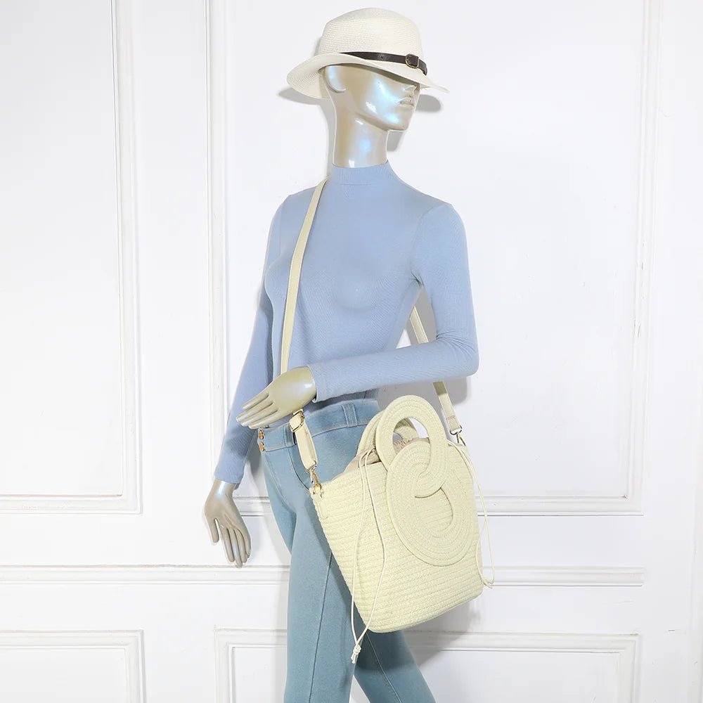 Sac Le Ondina or porté par une femme, à la main ou en bandoulière grâce à sa sangle amovible – réf. A-9167