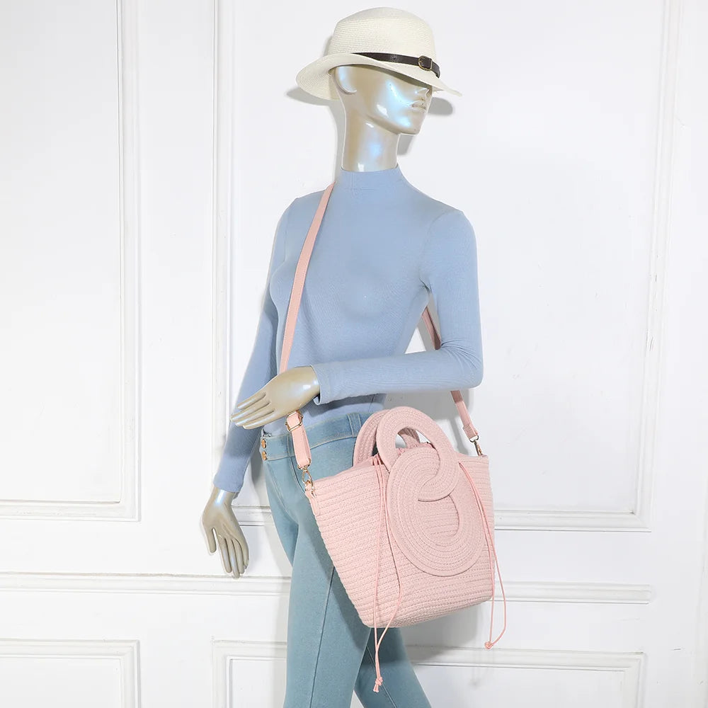 Sac Le Ondina rose porté par une femme, à la main ou en bandoulière grâce à sa sangle amovible – réf. A-9167