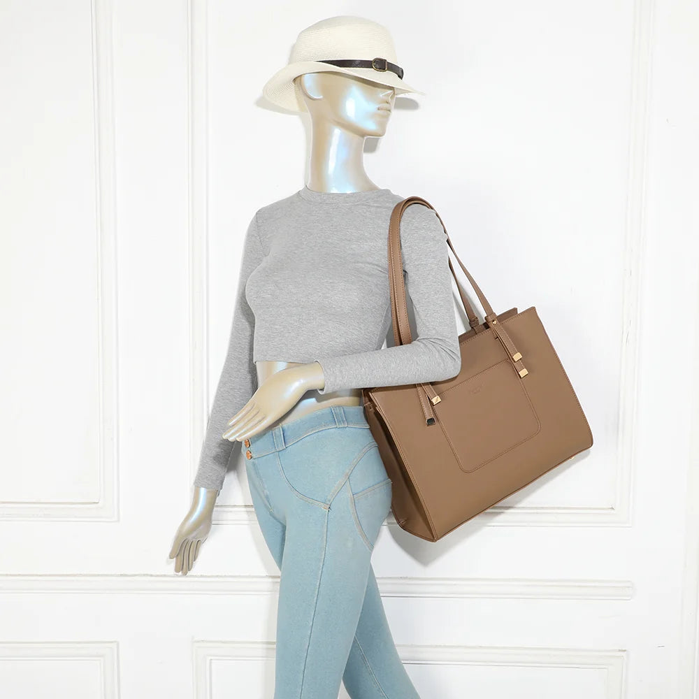 Sac cabas Le Orsay taupe foncé porté à l’épaule par une femme grâce à ses longues anses de 28 cm – réf. R-2081