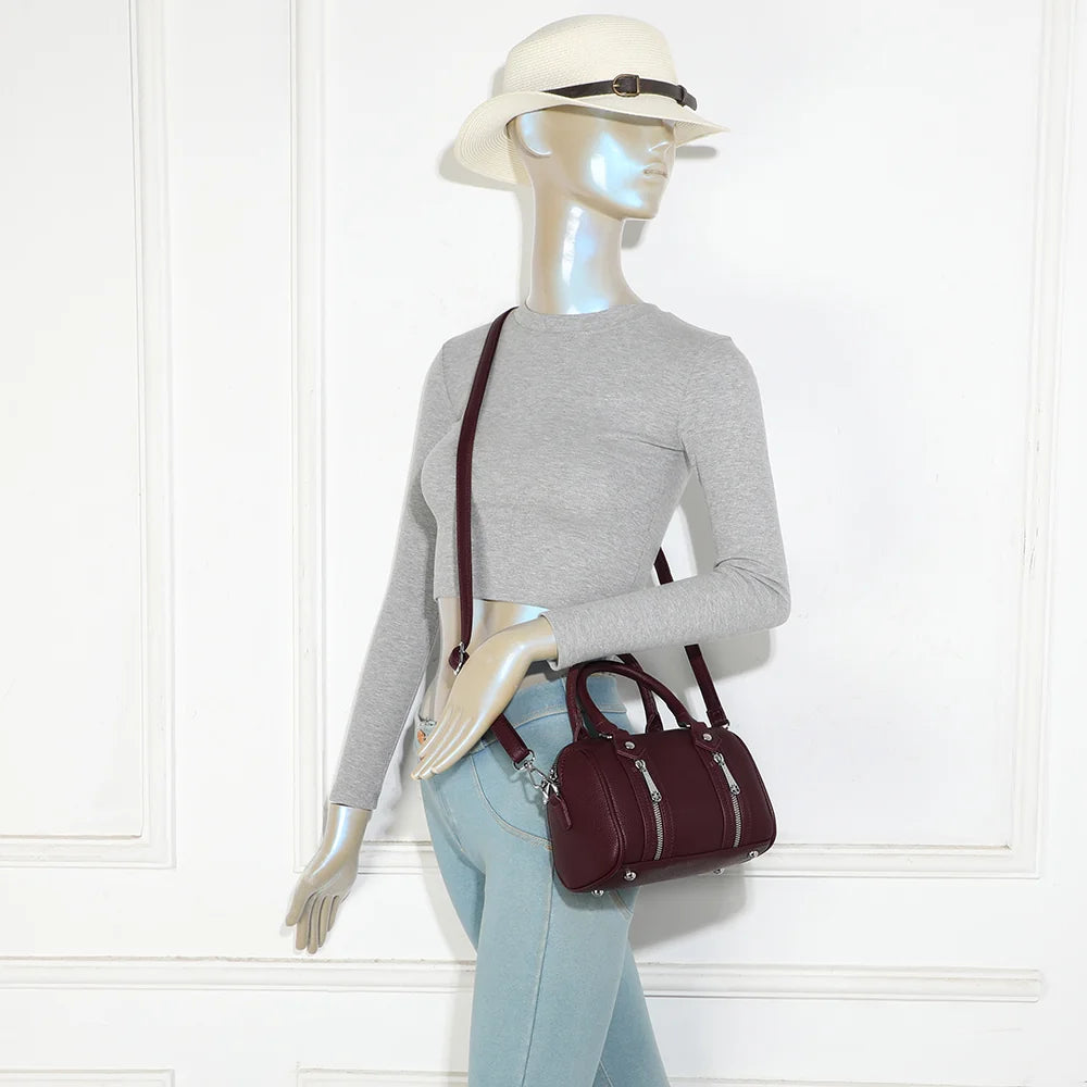 Sac à main femme Le Orsini bordeaux porté, à la main ou avec sa bandoulière amovible – réf. KJ-62061
