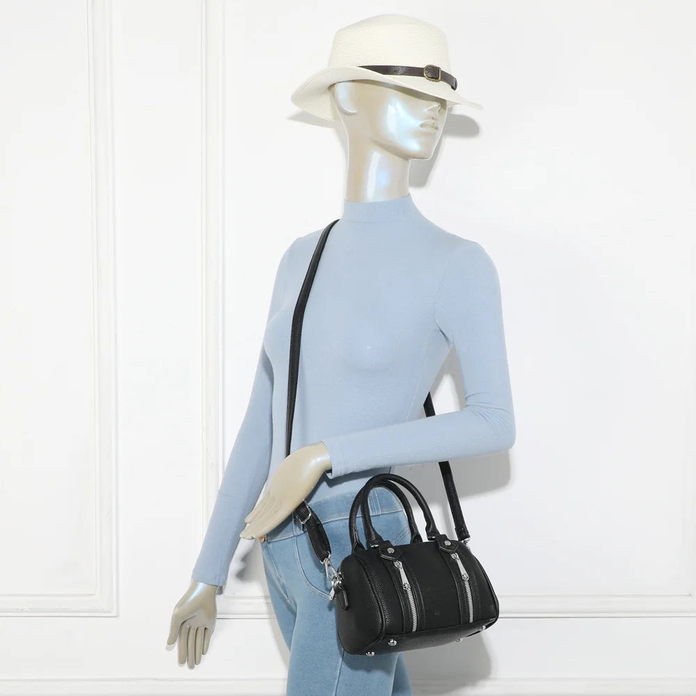 Sac à main femme Le Orsini noir porté, à la main ou avec sa bandoulière amovible – réf. KJ-62061