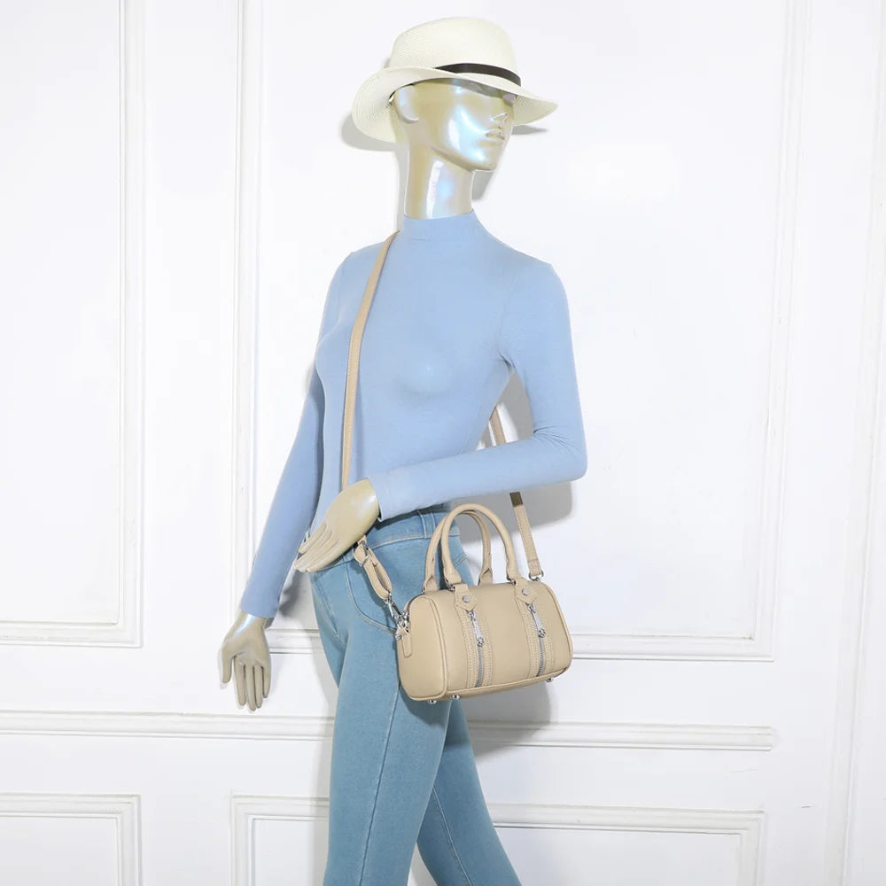 Sac à main femme Le Orsini taupe porté, à la main ou avec sa bandoulière amovible – réf. KJ-62061