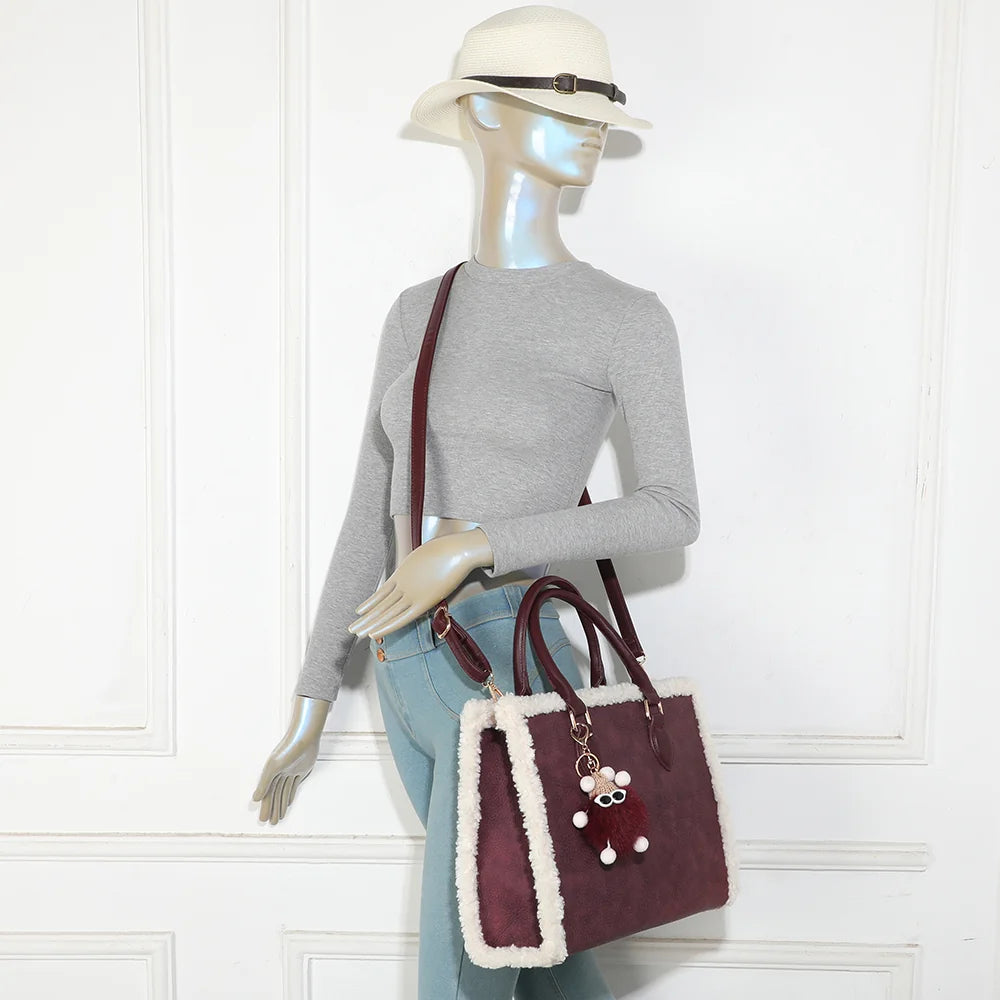 Sac à main femme Le Oural bordeaux porté à la main, bijou de sac pompon fantaisie – réf. A-9183