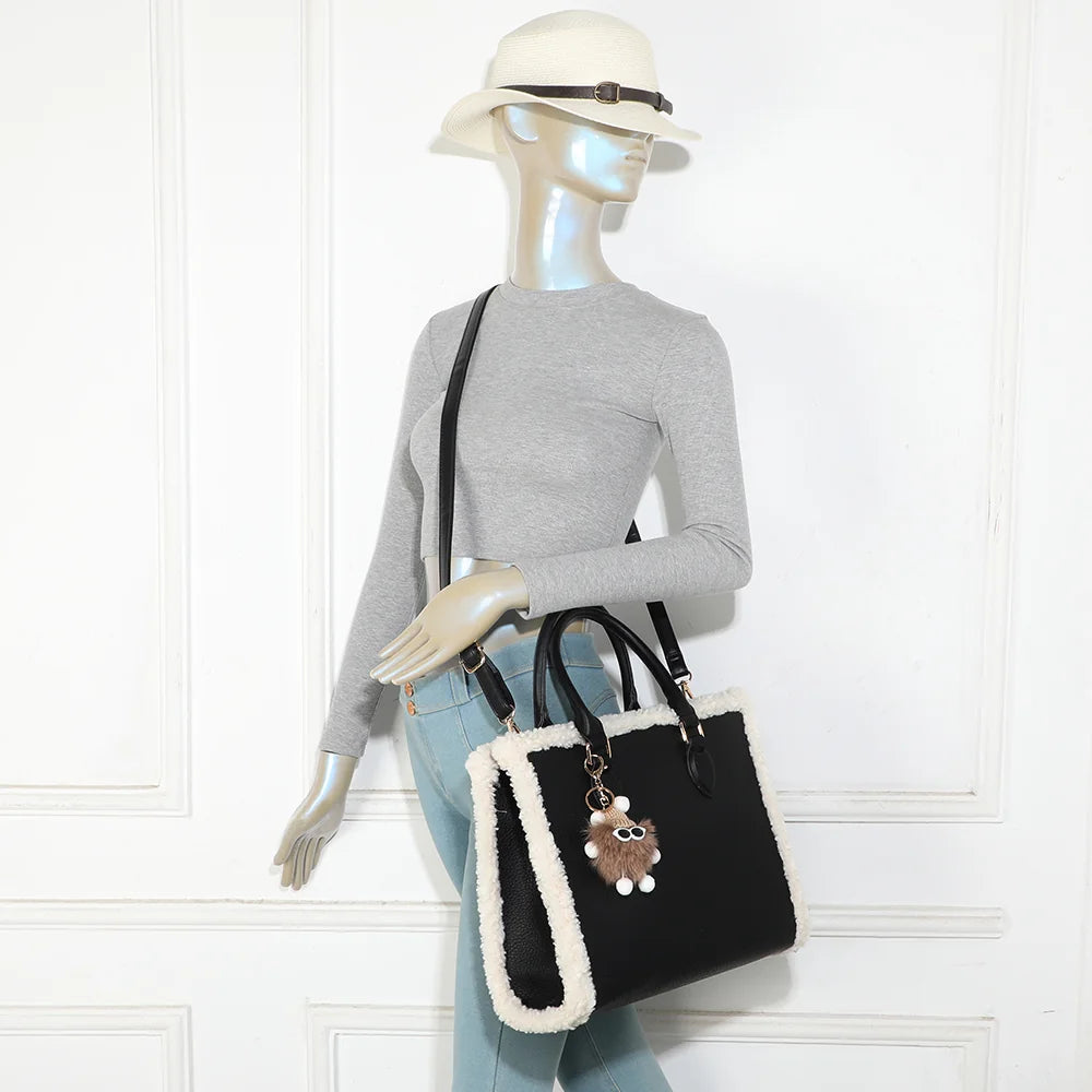 Sac à main femme Le Oural noir porté à la main, bijou de sac pompon fantaisie – réf. A-9183