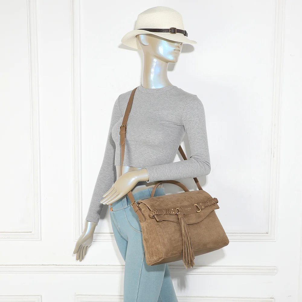 Le Paloma taupe foncé porté par une femme, à la main ou en bandoulière réglable – réf. M-9462