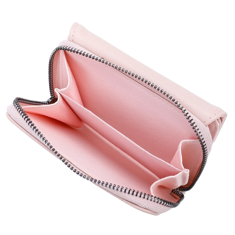 Intérieur du Petit Complice rose ouvert : compartiments en accordéon pour cartes, billets et pièces – réf. L-29-1
