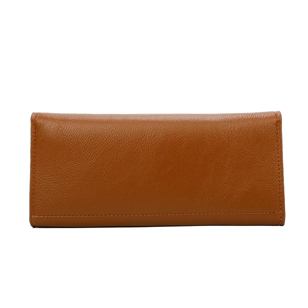 Dos épuré du portefeuille Le Petit Fidèle camel, en simili cuir grainé aux surpiqûres ton sur ton – réf. YM-72012