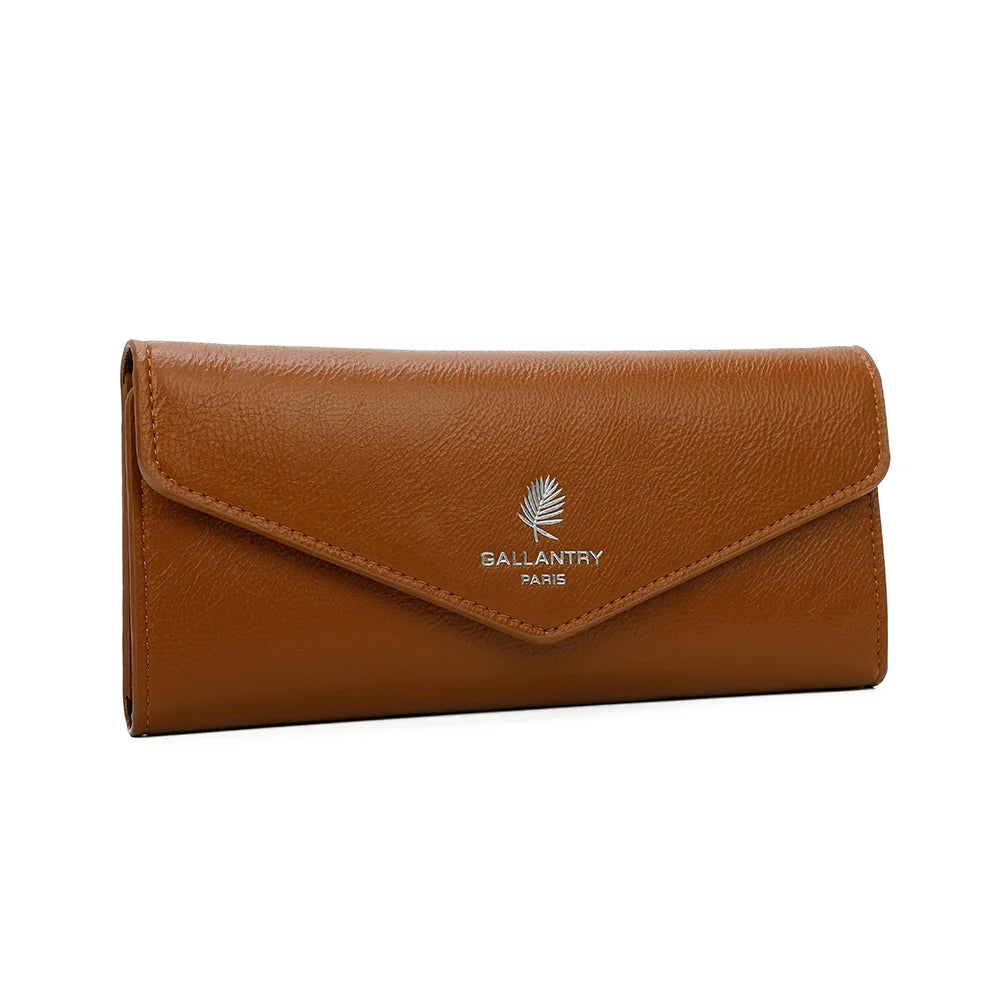 Le Petit Fidèle camel vu de trois-quarts : format long et fin, rabat en V en simili cuir grainé – réf. YM-72012