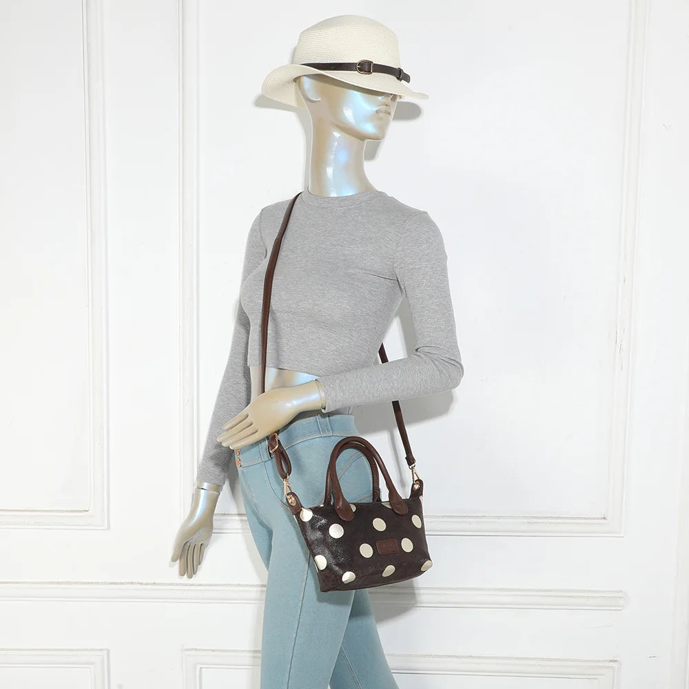 Petit sac à main Le Polka café porté par une femme, à la main ou avec sa bandoulière amovible – réf. Z-05-10