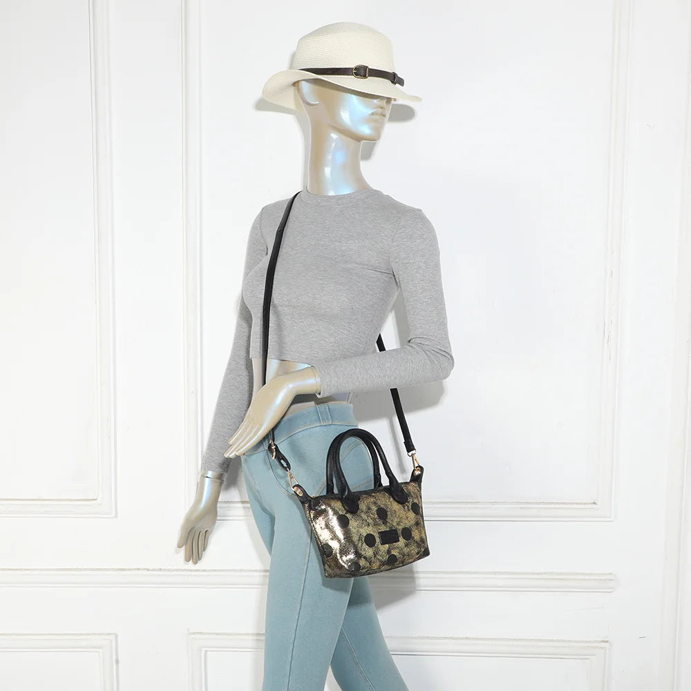 Petit sac à main Le Polka thegold porté par une femme, à la main ou avec sa bandoulière amovible – réf. Z-05-10