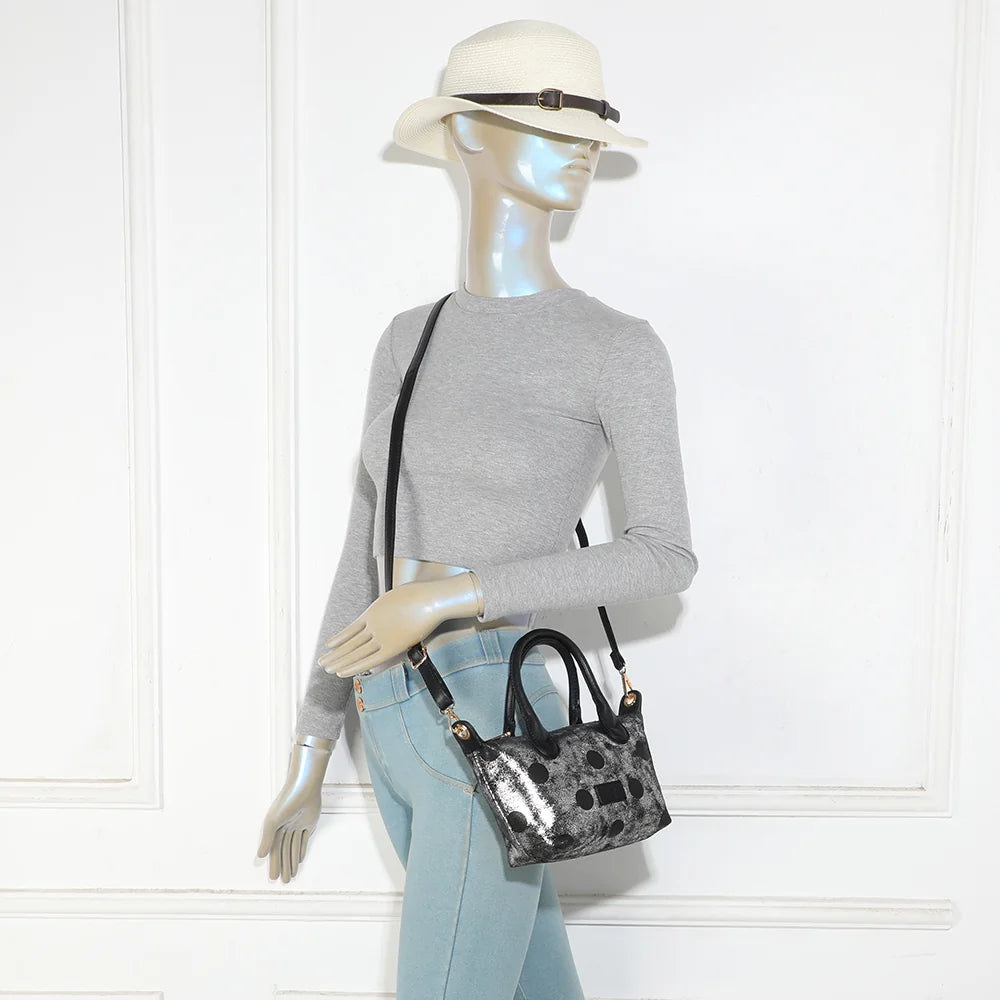 Petit sac à main Le Polka thesilver porté par une femme, à la main ou avec sa bandoulière amovible – réf. Z-05-10
