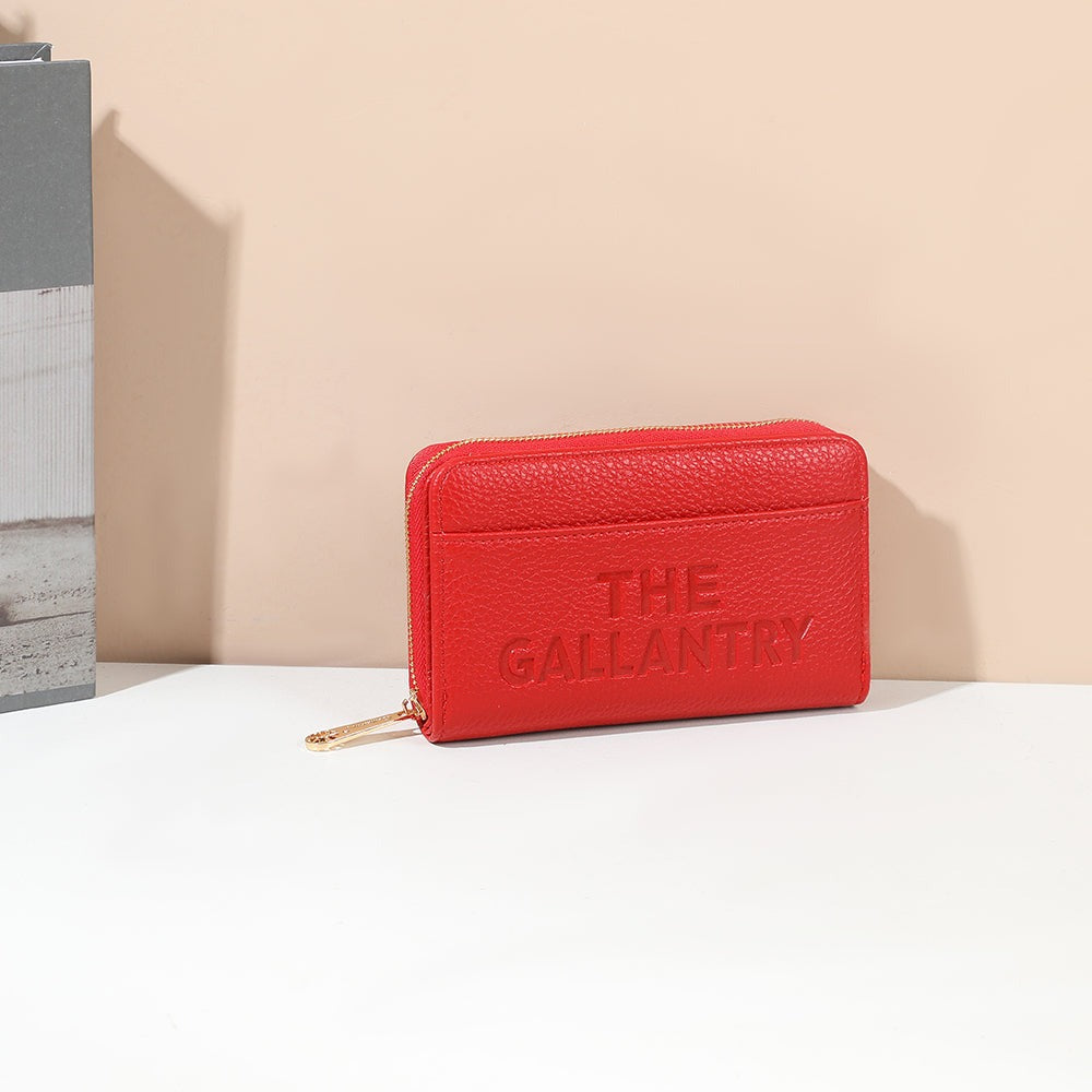 Portefeuille Le Précieux rouge en simili cuir grainé mis en scène dans un décor – visuel d’ambiance créé avec l’IA – Gallantry Paris