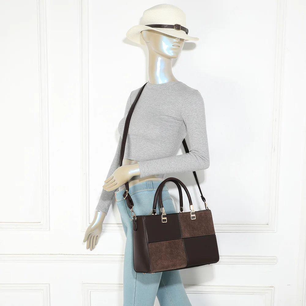 Sac à main Le Quadrille café porté par une femme, à la main ou à l’épaule avec sa bandoulière – réf. A-9172