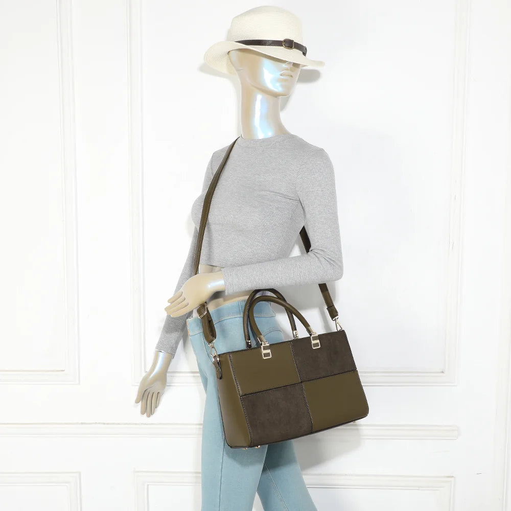 Sac à main Le Quadrille vert foncé porté par une femme, à la main ou à l’épaule avec sa bandoulière – réf. A-9172