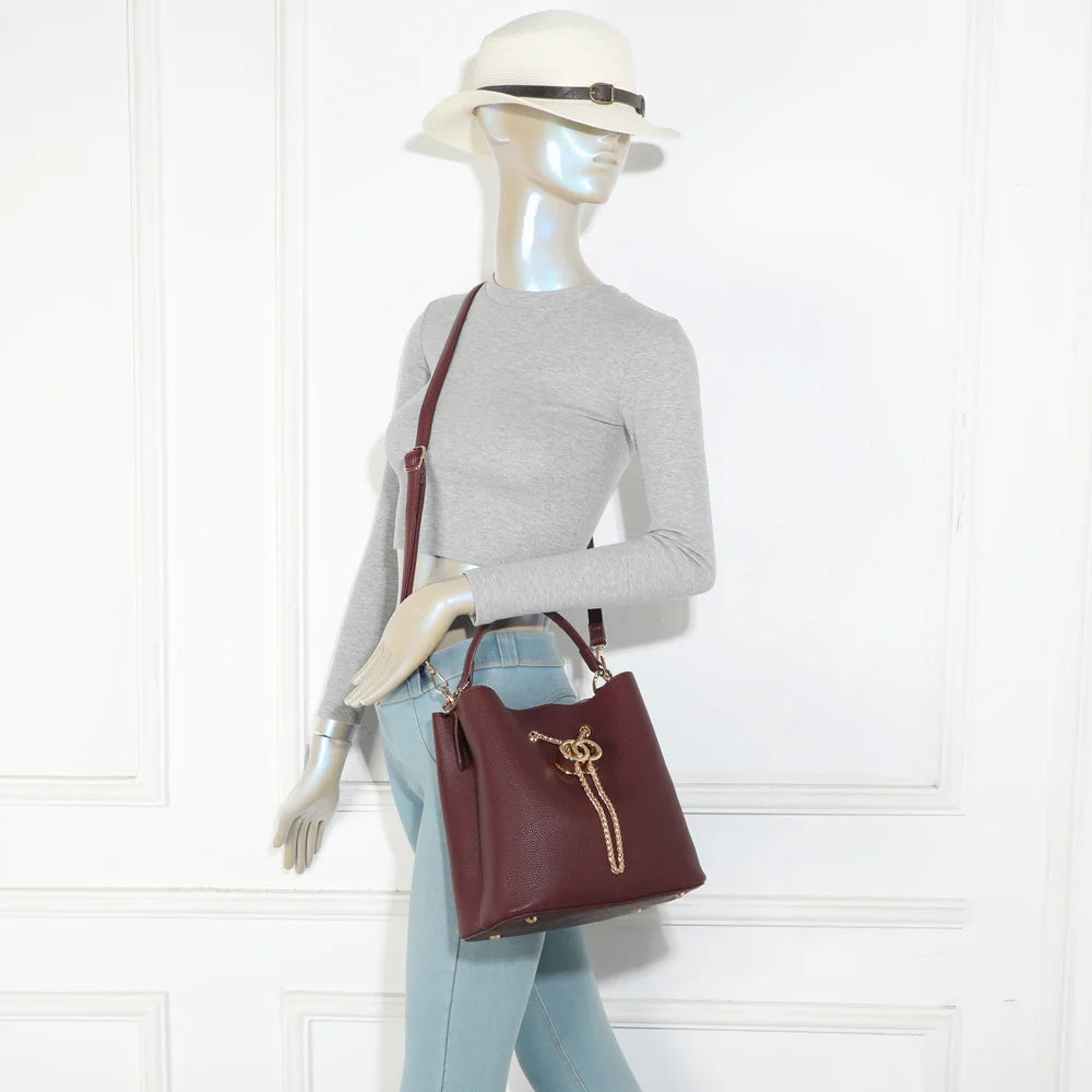 Sac seau femme Le Régent bordeaux porté, poignée à la main ou longue bandoulière à l’épaule – réf. G-7505-1
