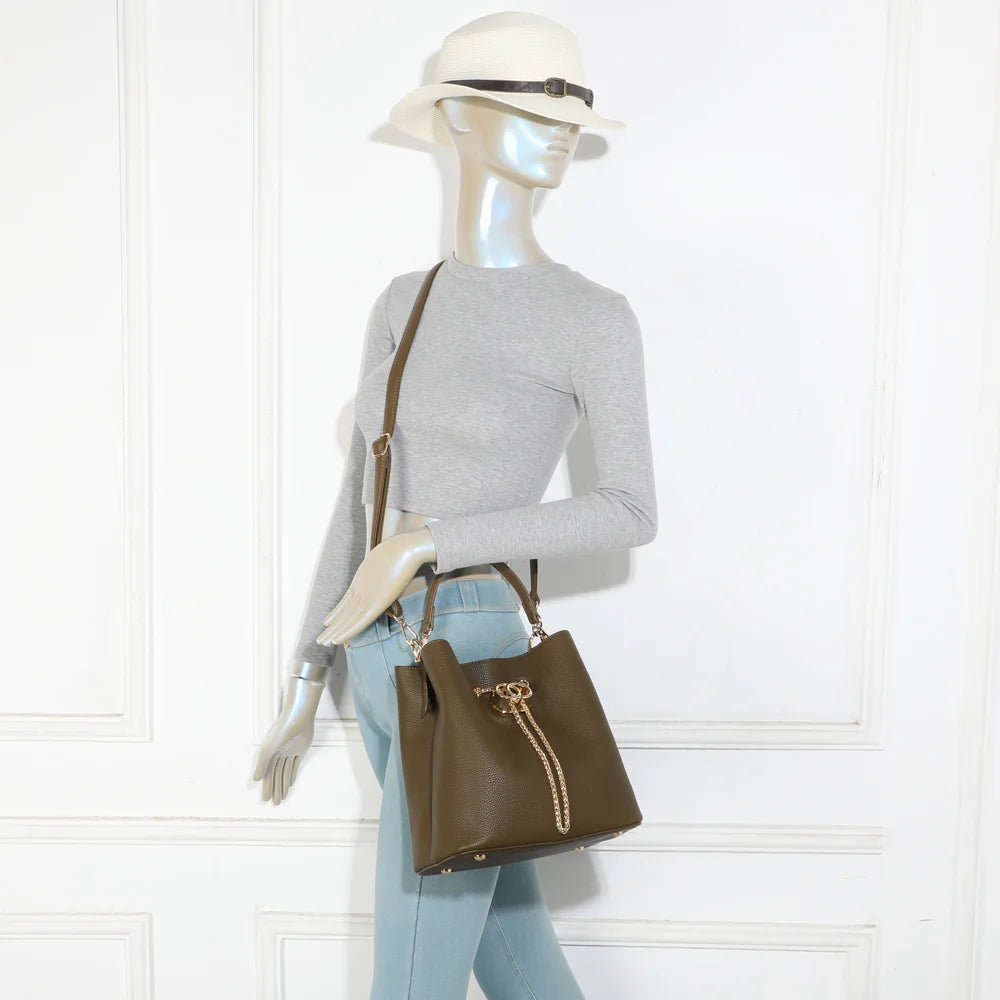 Sac seau femme Le Régent vert foncé porté, poignée à la main ou longue bandoulière à l’épaule – réf. G-7505-1