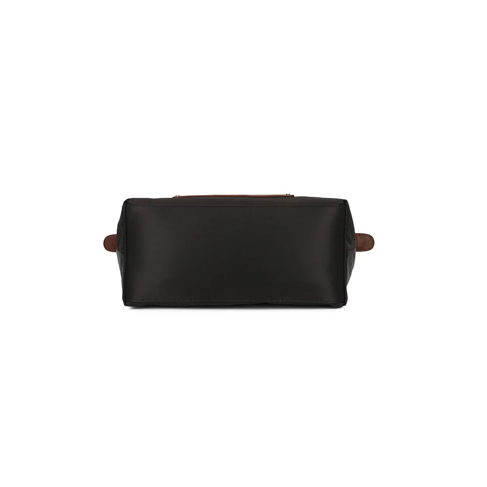 Dessous du sac Le Roseau café, vue de la base en tissu synthétique lisse – réf. Z-02-1