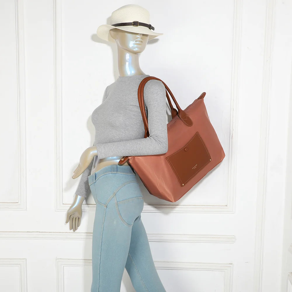 Sac cabas femme Le Roseau rose foncé porté à l’épaule grâce à ses longues anses marron – réf. Z-02-1